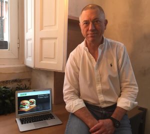 La famosa hamburguesa vegetal de Beyond Meat, llega a España este verano. La empresa española Meatless Meet Europe, especializada alternativas cárnicas plant based, es la encargada de acercar al consumidor español uno de los productos de los que más se ha hablado últimamente y que, hasta hace poco solo podía catarse en EEUU. Eso sí, en más de 10.000 restaurantes, entre ellos cadenas como Friday’s, y más de 9.000 comercios, desde Whole Foods a Kroger. Durante su presentación e Seeds&Chips 18, co fundador, xxx ya anunción que comenzaría un ambicioso plan de expansión para entrar en 50 países, incluidos Europa, Canadá, Australia, México, Chile, Israel, EAU, Korea Taiwan y Sur África. El mercado global de los alimentos basados en proteínas vegetales (plant based) superó los $3.100.000 millones en 2017 (Nielsen) y alcanzará los $ 5.000 millones en 2020, según Markets and Markets. Si llevamos la mirada algo más lejos, en 2054, el volumen sería de los 300.000 millones y supondrá un tercio de toda la proteína consumida en el planeta, según Lux Research. Para llegar a este punto, la carrera por la introducción de productos ya ha comenzado, he incluso se está acelerando en los últimos años, con unos ratios de introducción de nuevos productos de cerca del 15%. (Innova Market Insights) Y cobran especial protagonismo los productos de última generación que buscan no solo ser una alternativa a la proteína animal, sino imitar de tal forma las propiedades de ésta, que proporcionen una experiencia gastronómica equivalente. Las alternativas al huevo, los lácteos, pero –sobre todo- la carne inundan los titulares con empresas como Just, Impossible Foods o Beyond Meat como estrellas de este mercado en explosión. Conversamos con Gonzalo Mijangos, Fundador y CEO de Meatless Meet Europe sobre esta aventura. ¿Qué es Beyond Burger? Es la revolución. Es la proteína del futuro traída a hoy. Su fundador ha sido un visionario. Procedente de una familia de granjeros, le tocó vivir de cerca toda la crisis energética, y entrar en contacto muy directo con los problemas y los retos a los que nos enfrentamos. Y se planteó cómo podía crear una forma más eficiente de alimentar a las personas. Al final, su planteamiento fue ir a los orígenes, encontrar qué es lo que nos gusta de la carne, qué sabor, que tipo de aporte nutricional, qué textura, y cómo podemos encontrar eso en otro sitio. El sistema de producir proteína a través de ganado es muy poco eficiente. Se puede hacer lo mismo pero sin la vaca. ¿A quién se dirige este producto? No se dirige al mundo vegano, sino a todo el mundo. El objetivo es seducir a los carnívoros con productos alternativos con los que disfruten tanto como la carne. Por diversos motivos, muchas personas desean eliminar o reducir la cantidad de carne de su dieta, pero sin renunciar a una experiencia gastronómica satisfactoria. ¿Está el mercado español preparado para estos productos? Creemos que tendrá mucho impulso entre los jóvenes, especialmente las generaciones millenial y GenZ, ese es nuestro target. En EEUU se vende en supermercados y en restaurantes. Cuál va a ser la estrategia aquí? De momento en restauración, donde hay mucho interés. Los restaurantes vegetarianos se han duplicado en los últimos tres años. Pero además, los establecimientos normales buscan ofrecer alternativas innovadoras y de calidad para incluir en sus cartas productos que satisfagan a cualquier tipo de público, preferencia o estilo de vida. Por otra parte, comenzar el canal horeca nos da la oportunidad de dar a conocer el producto con el valor añadido del buen tratamiento y la creatividad que un chef puede aportar. Planeamos estar en más de 100 restaurantes a final de año, principalmente hamburgueserías Premium, locales de corte saludable o con un concepto innovador. 