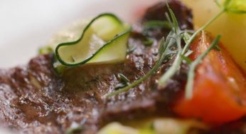 El primer «filete» de carne de laboratorio, bocado gourmet que se cocina vuelta y vuelta